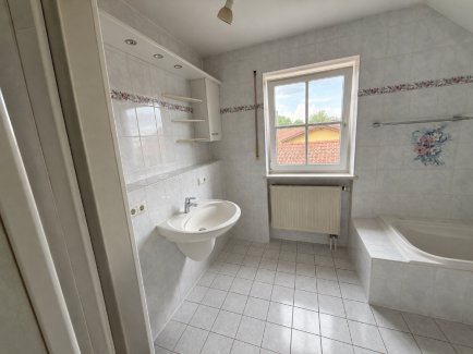Badezimmer mit Wanne...
