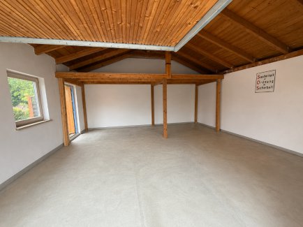 großzügige Doppelgarage mit Empore