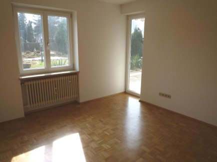 Kinderzimmer (EG) mit Zugang...