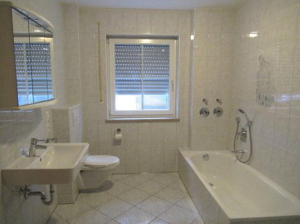 Bad mit Wanne...