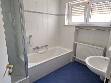 Badezimmer mit Wanne und Dusche
